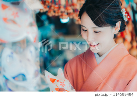 観光地で買い物をする着物姿の女性 114599494