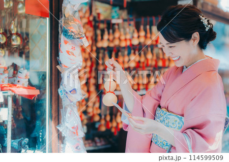観光地で買い物をする着物姿の女性 観光地で買い物をする着物姿の女性 114599509