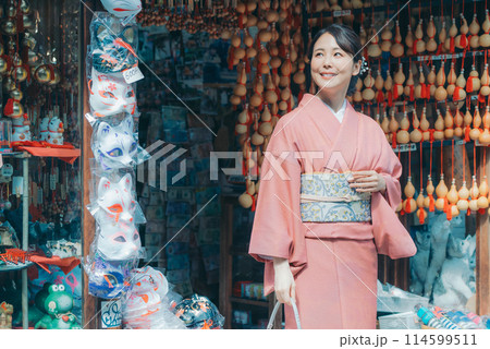 観光地で買い物をする着物姿の女性 114599511