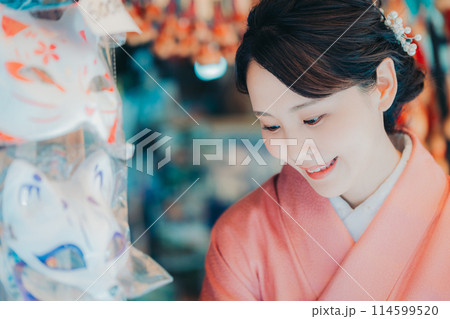 観光地で買い物をする着物姿の女性 観光地で買い物をする着物姿の女性 114599520