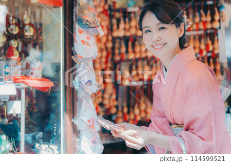 観光地で買い物をする着物姿の女性 観光地で買い物をする着物姿の女性 114599521