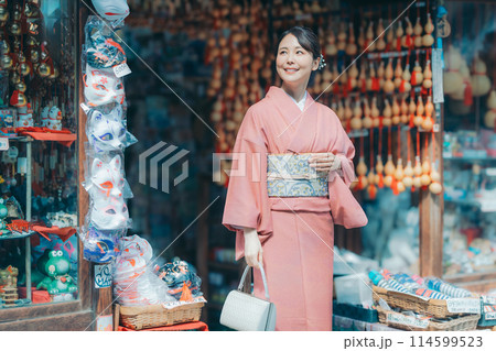 観光地で買い物をする着物姿の女性 観光地で買い物をする着物姿の女性 114599523