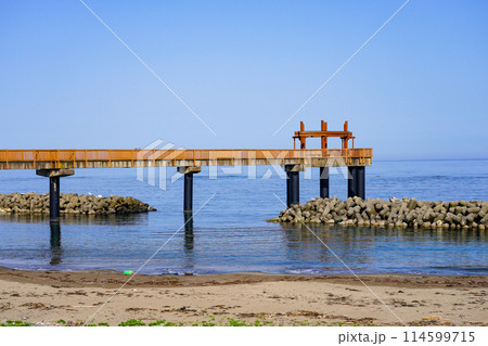 晴れ渡った日本海に突き出した夕凪の橋(新潟県出雲崎町) 晴れ渡った日本海に突き出した夕凪の橋(新潟県出雲崎町) 114599715