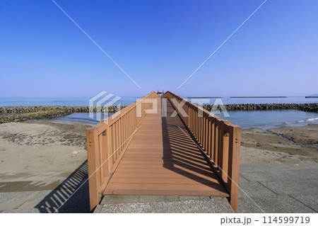 晴れ渡った日本海に突き出した夕凪の橋(新潟県出雲崎町) 晴れ渡った日本海に突き出した夕凪の橋(新潟県出雲崎町) 114599719