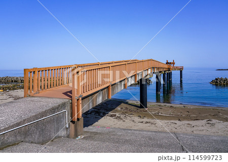 晴れ渡った日本海に突き出した夕凪の橋（新潟県出雲崎町） 114599723