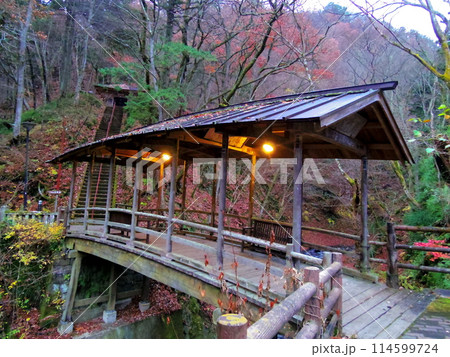 長野県　鹿教湯温泉のシンボル　屋根付きの五台橋 114599724