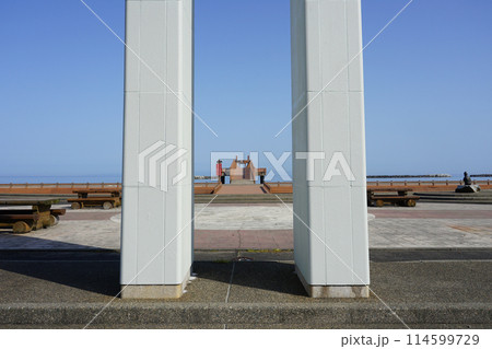 晴れ渡った日本海に突き出した夕凪の橋（新潟県出雲崎町） 114599729