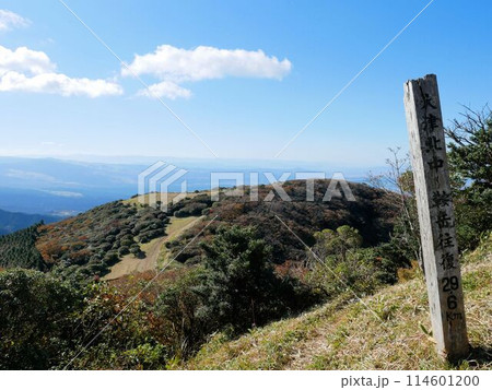 鞍岳を歩く 山から見える景色 (熊本県菊池市) 鞍岳を歩く 山から見える景色 (熊本県菊池市) 114601200