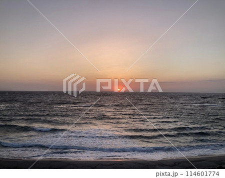 海の水平線に沈む夕日 海の水平線に沈む夕日 114601774