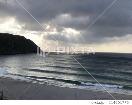 雲の隙間から海に差し込む光 雲の隙間から海に差し込む光 114601776