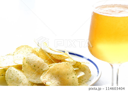 のり塩味のポテトチップスと、よく冷えたビールのグラス のり塩味のポテトチップスと、よく冷えたビールのグラス 114603404