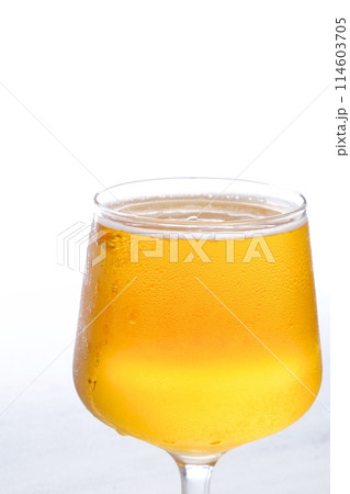 よく冷えたビールのグラス よく冷えたビールのグラス 114603705