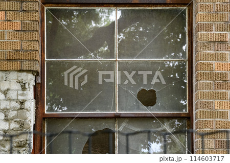 投石で割られて穴の開いた窓ガラス 114603717