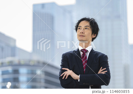 腕組みをする30代のビジネスマン 114603855