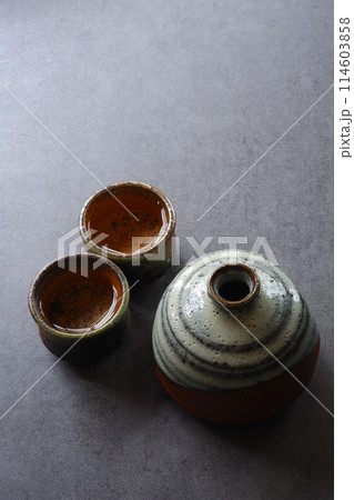 日本酒が入った徳利とお猪口 114603858