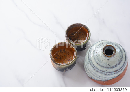 日本酒が入った徳利とお猪口 114603859