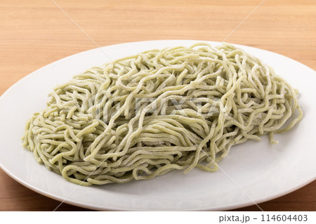三陸産わかめを練り込んだ中華麺 114604403