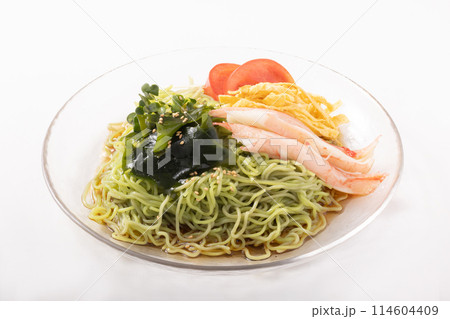 冷やし中華 (海藻を練り込んだ中華麺) 冷やし中華 (海藻を練り込んだ中華麺) 114604409