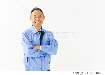 作業服を着た男性　ポートレート　腕組み 114604885