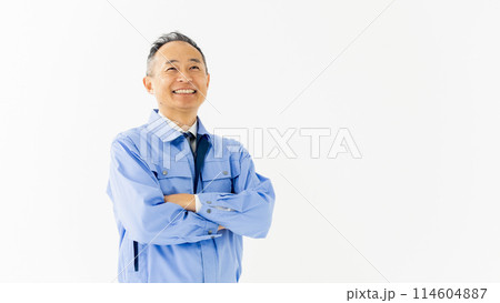 作業服を着た男性　ポートレート　腕組み 114604887