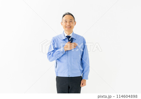 作業服を着た男性　ポートレート 114604898