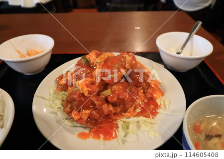 町中華のランチセット 唐揚げのチリソースかけ定食 町中華のランチセット 唐揚げのチリソースかけ定食 114605408