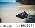 砂浜に置かれたカップルのサンダル 114605989