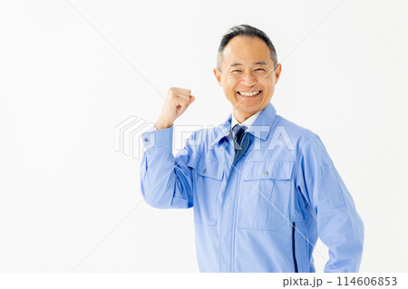 作業服を着た男性　ガッツポーズ 114606853
