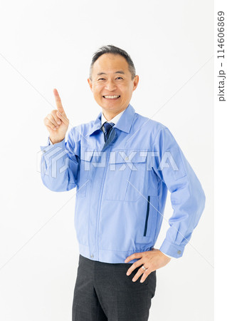 作業服を着た男性　指差し 114606869