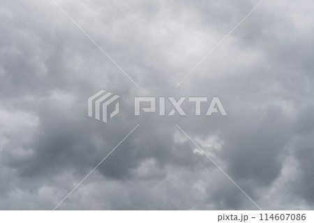 雨雲に覆われた空 114607086