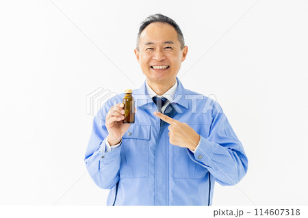 作業服を着た男性　エナジードリンク 114607318