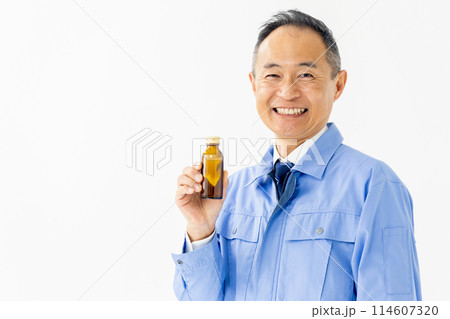 作業服を着た男性　エナジードリンク 114607320