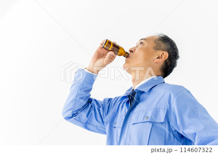 作業服を着た男性　エナジードリンク 114607322