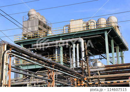 工場のクーリングタワー 114607515
