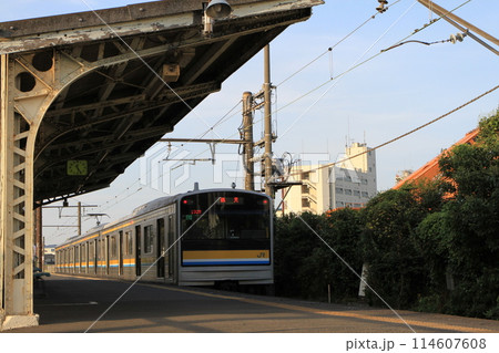扇町駅に停車中の「鶴見線(国鉄205系電車)」 扇町駅に停車中の「鶴見線(国鉄205系電車)」 114607608