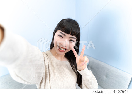 自宅で自撮りする若い女性 自宅で自撮りする若い女性 114607645