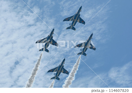 ブルーインパルスの華麗な編隊飛行 114607820