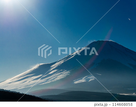 早春の富士山　強風で山肌を舞う雪煙の景色 114608058