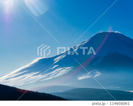 早春の富士山　強風で山肌を舞う雪煙の景色 114608061