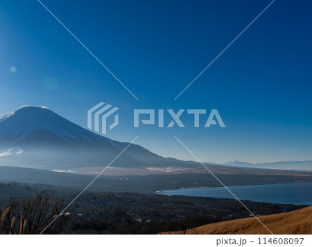 早春の富士山 山中湖側展望台からの景色 早春の富士山 山中湖側展望台からの景色 114608097