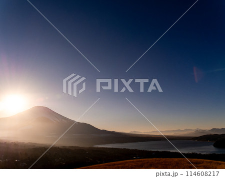 早春の富士山に沈む美しくもダイナミックな夕陽の景色 114608217