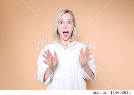 外国人女性の驚きの表情 114608629
