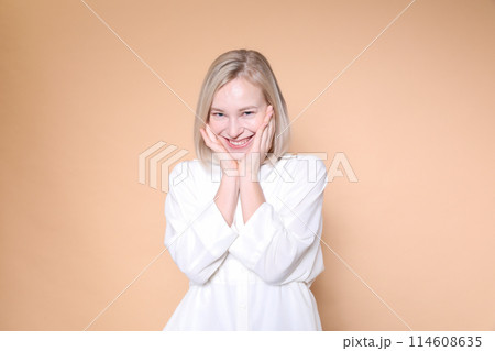 外国人女性の喜びと照れの表情 外国人女性の喜びと照れの表情 114608635