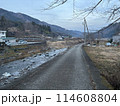 田舎の川沿いの道 114608804