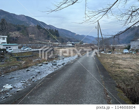 田舎の川沿いの道 114608804