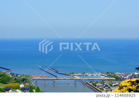 東京湾と255系・新宿さざなみ 114608925