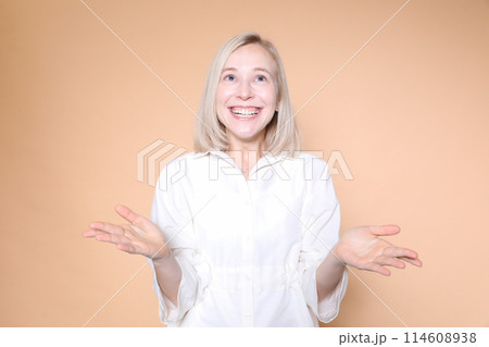 外国人女性の表情 114608938