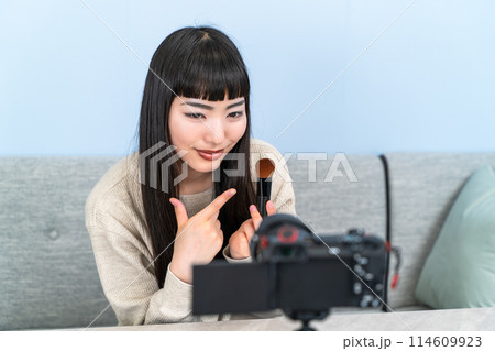 動画を撮る女性 114609923