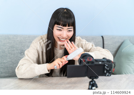 動画を撮る女性 114609924