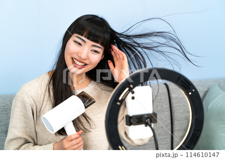 動画配信をする若い女性 114610147